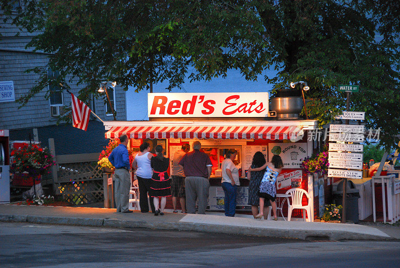 黄昏时分，世界著名的Red’s Eats在美因街和水街的拐角处亮着灯